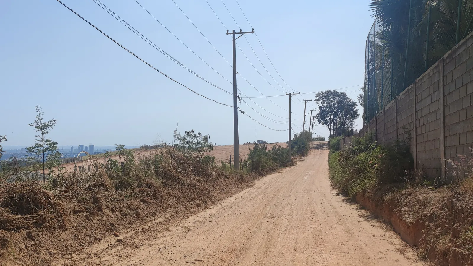Estrada de terra Saladino Duarte de Oliveira, no bairro Caputera, em Sorocaba