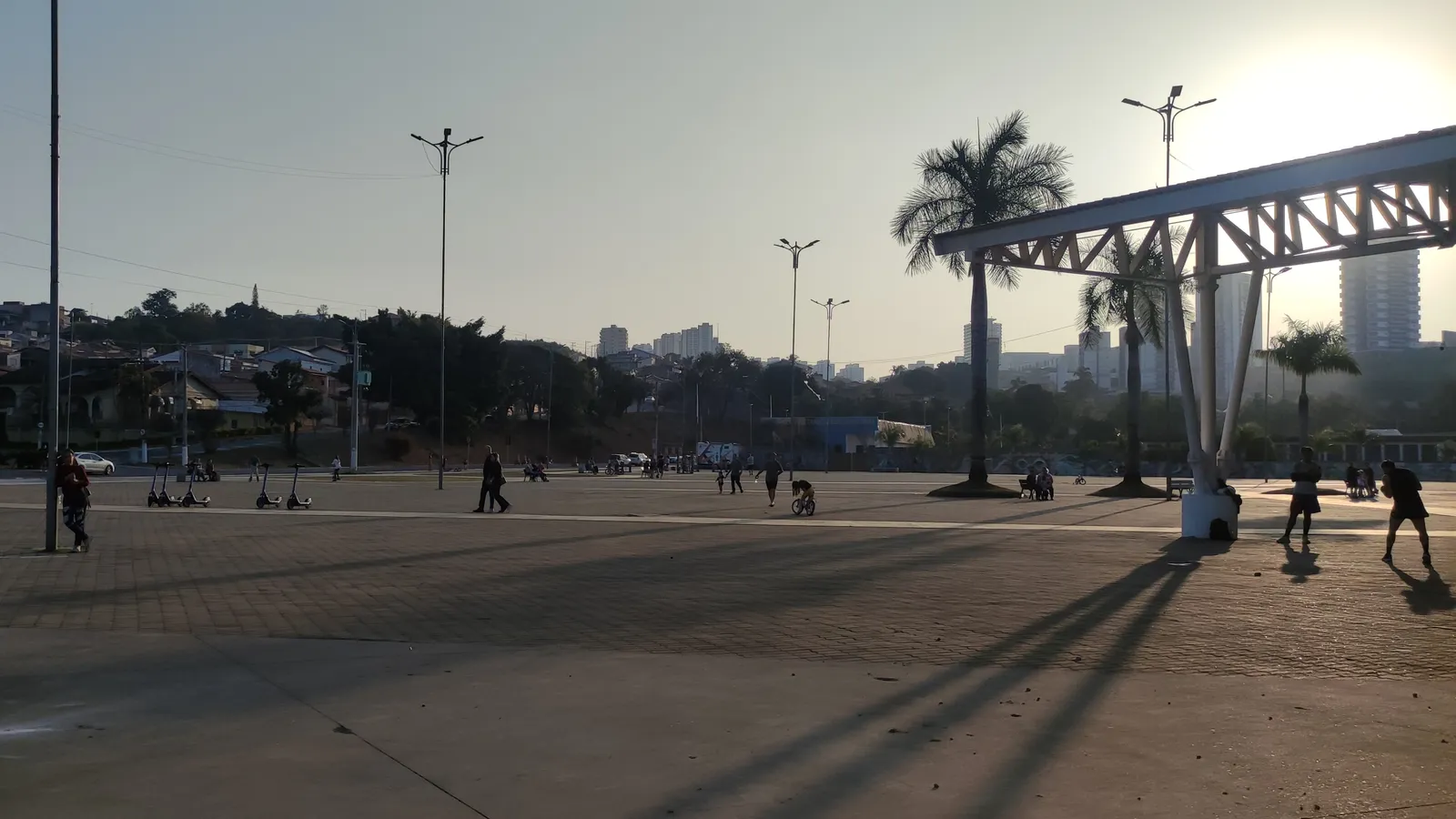 Votorantim recebe roda de biblioterapia e distribui 100 livros na Praça de Eventos