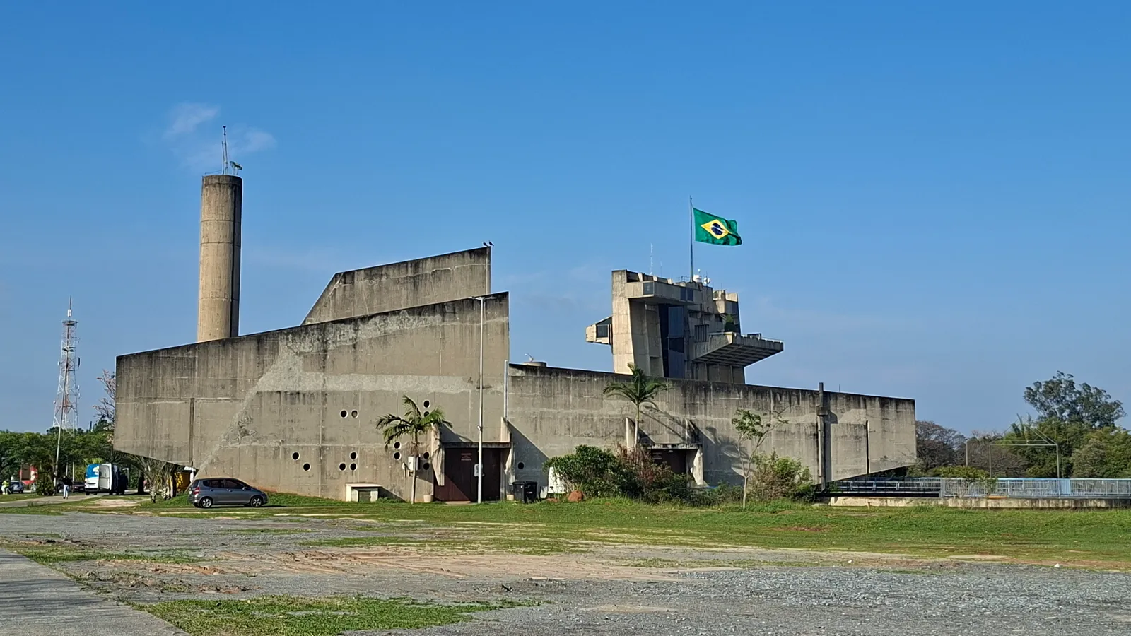 Teatro Municipal de Sorocaba com o Paço Municipal ao fundo, no Alto da Boa Vista