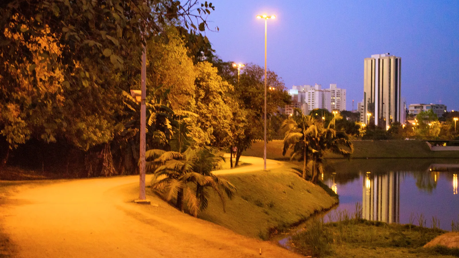 Empresas e comércio do Parque Campolim: padarias, bares, hotel e escritórios