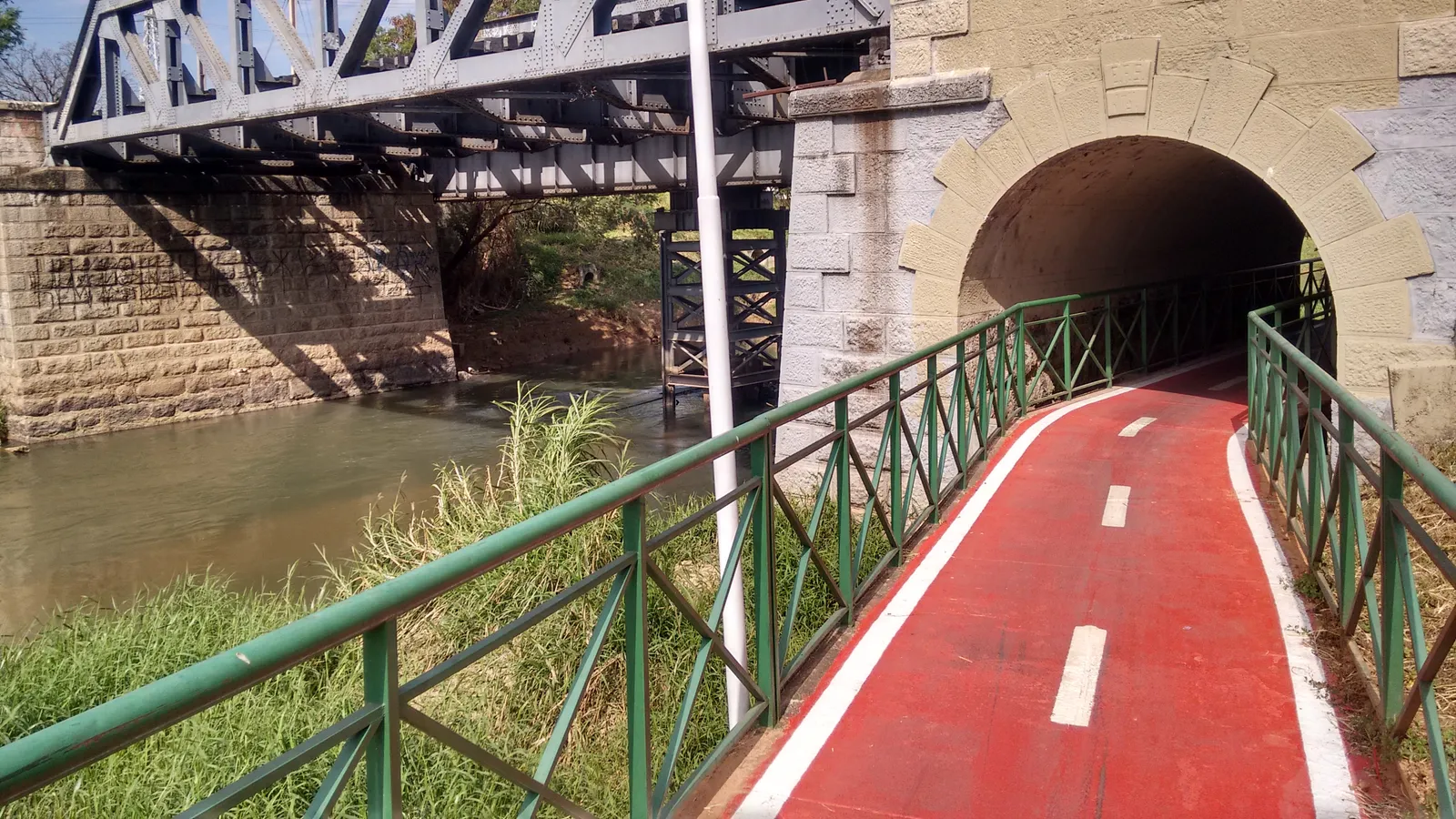 Ponte ferroviária e ciclovia sobre o Rio Sorocaba, na região do Além Ponte
