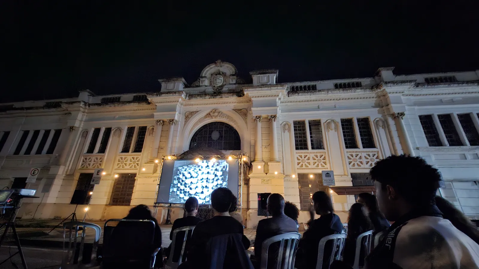 Fachada da Estação Ferroviária de Sorocaba iluminada à noite