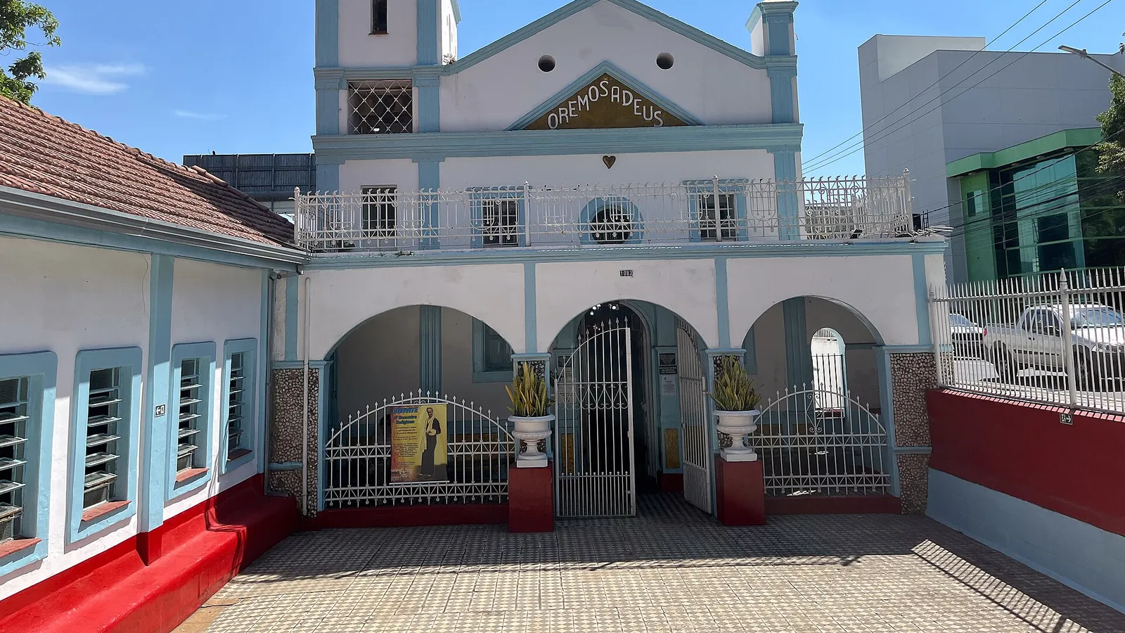 Fachada branca da Capela de João de Camargo, na Avenida Barão de Tatuí, em Sorocaba
