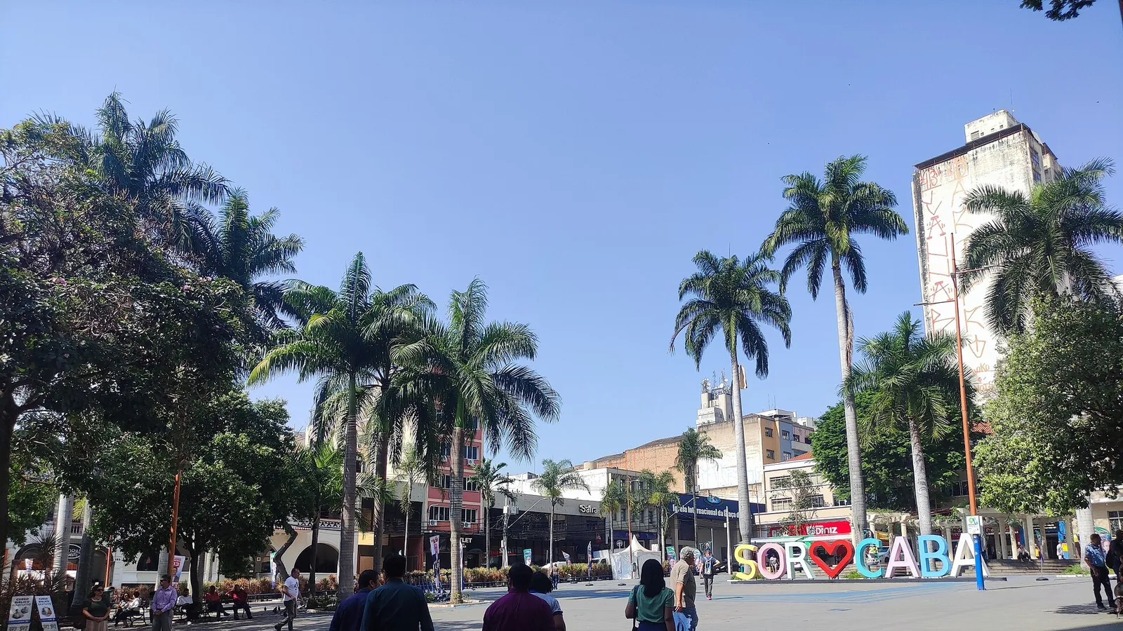 Praça Coronel Fernando Prestes, praça central de Sorocaba, durante o dia