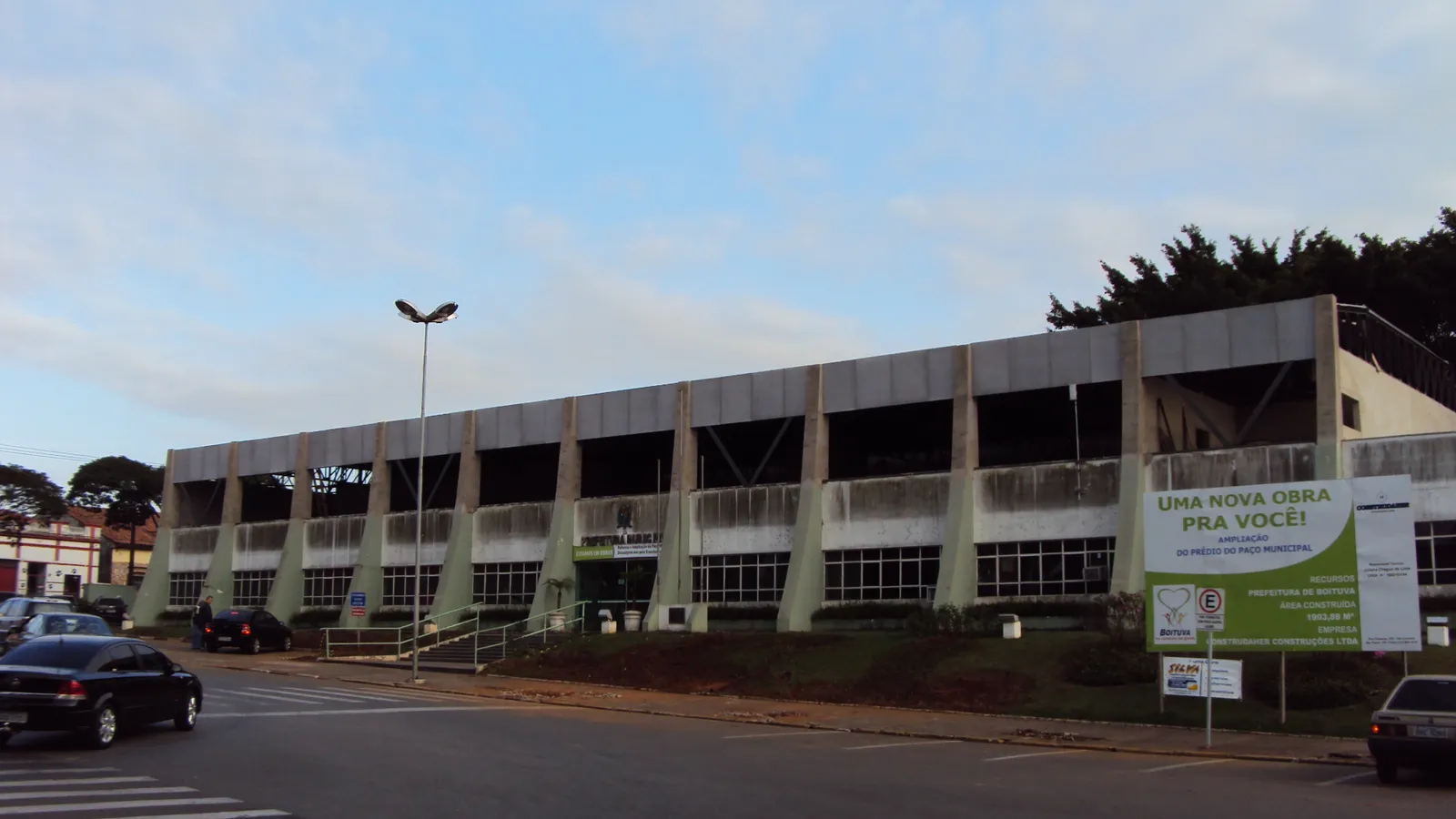 Prédio da Prefeitura de Boituva, de linhas modernas, visto da rua no centro da cidade