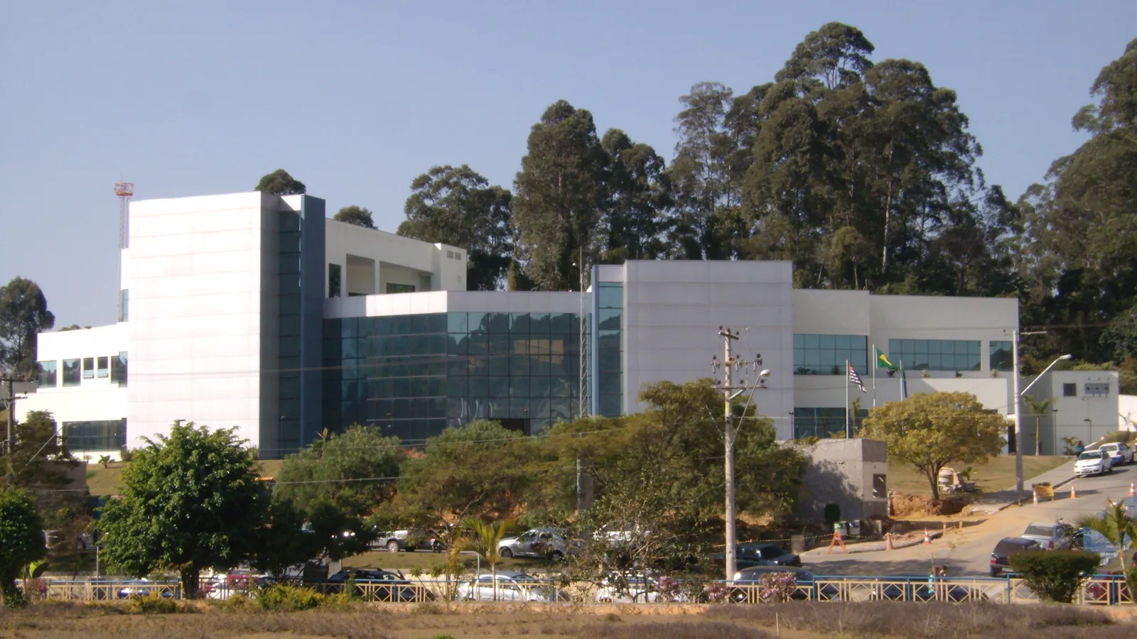 Saúde, escolas e serviços públicos em Alumínio: onde fica cada atendimento