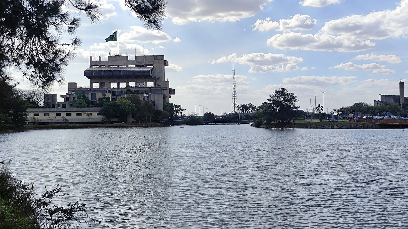 Prédio da Prefeitura de Sorocaba visto do lago