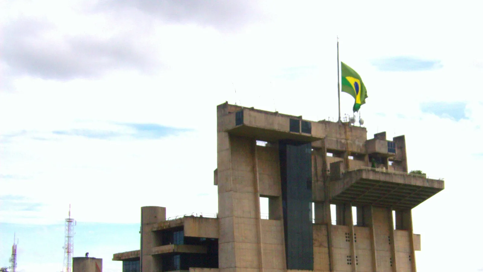 Serviços públicos no Wanel Ville: saúde, escola, GCM e feira noturna