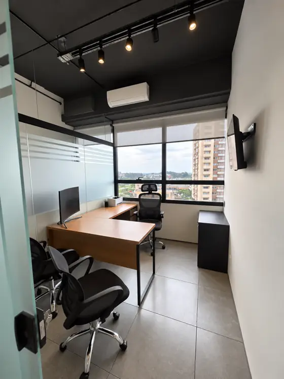Escritório privativo com mesa em L