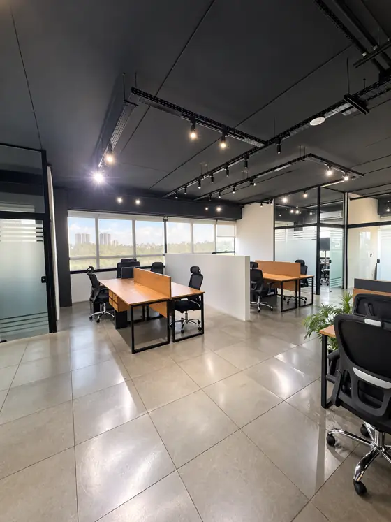 Open office com baias de madeira