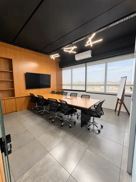 Sala de reunião principal com painel de madeira