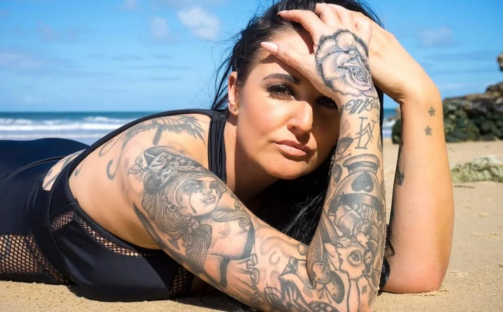 Coppertone lança protetor solar especial para tattoos
