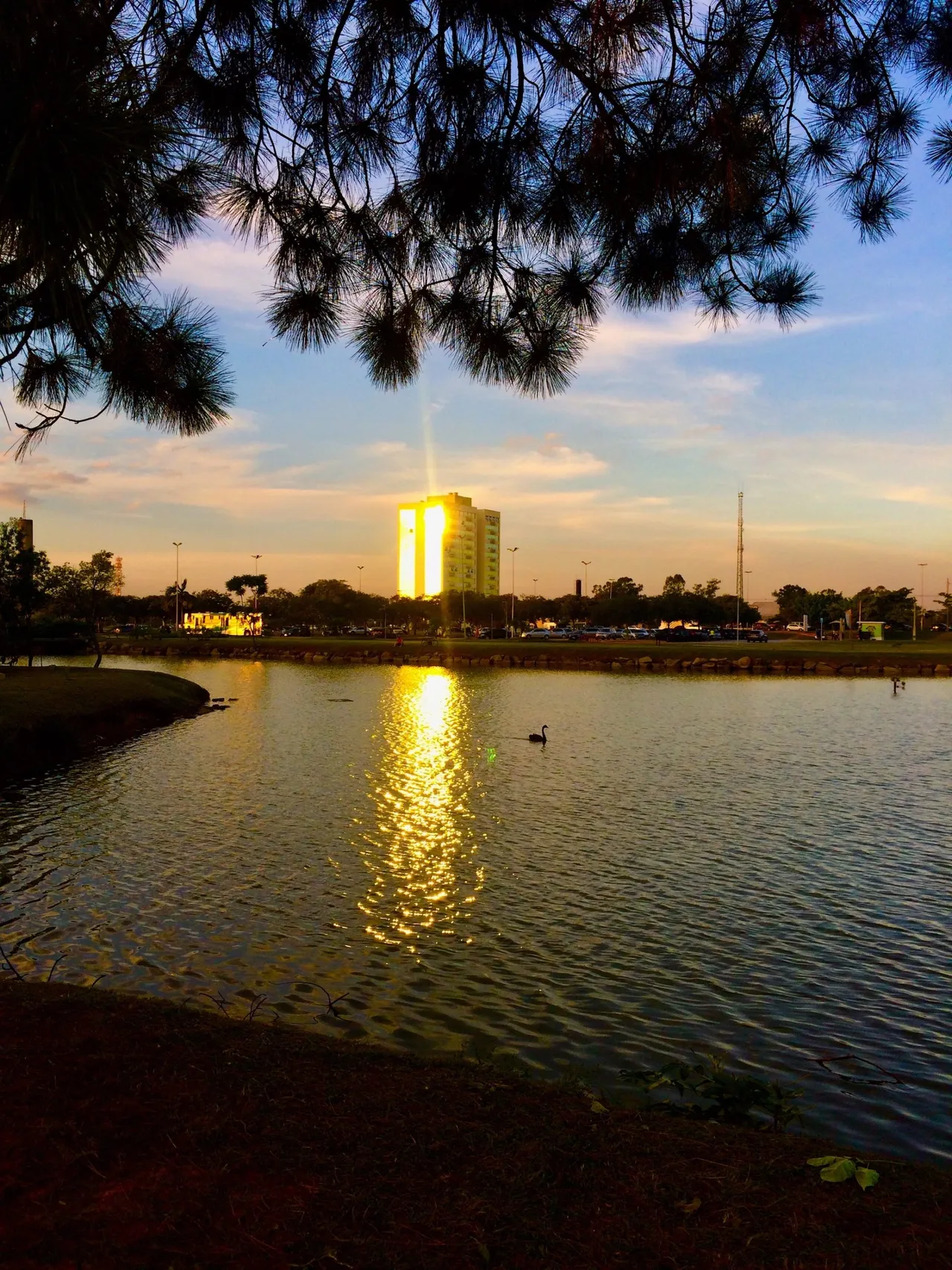 BOM FINAL DE SEMANA!!! Pôr do Sol sobre o lago do Paço Municipal, Alto da Boa Vista, Sorocaba