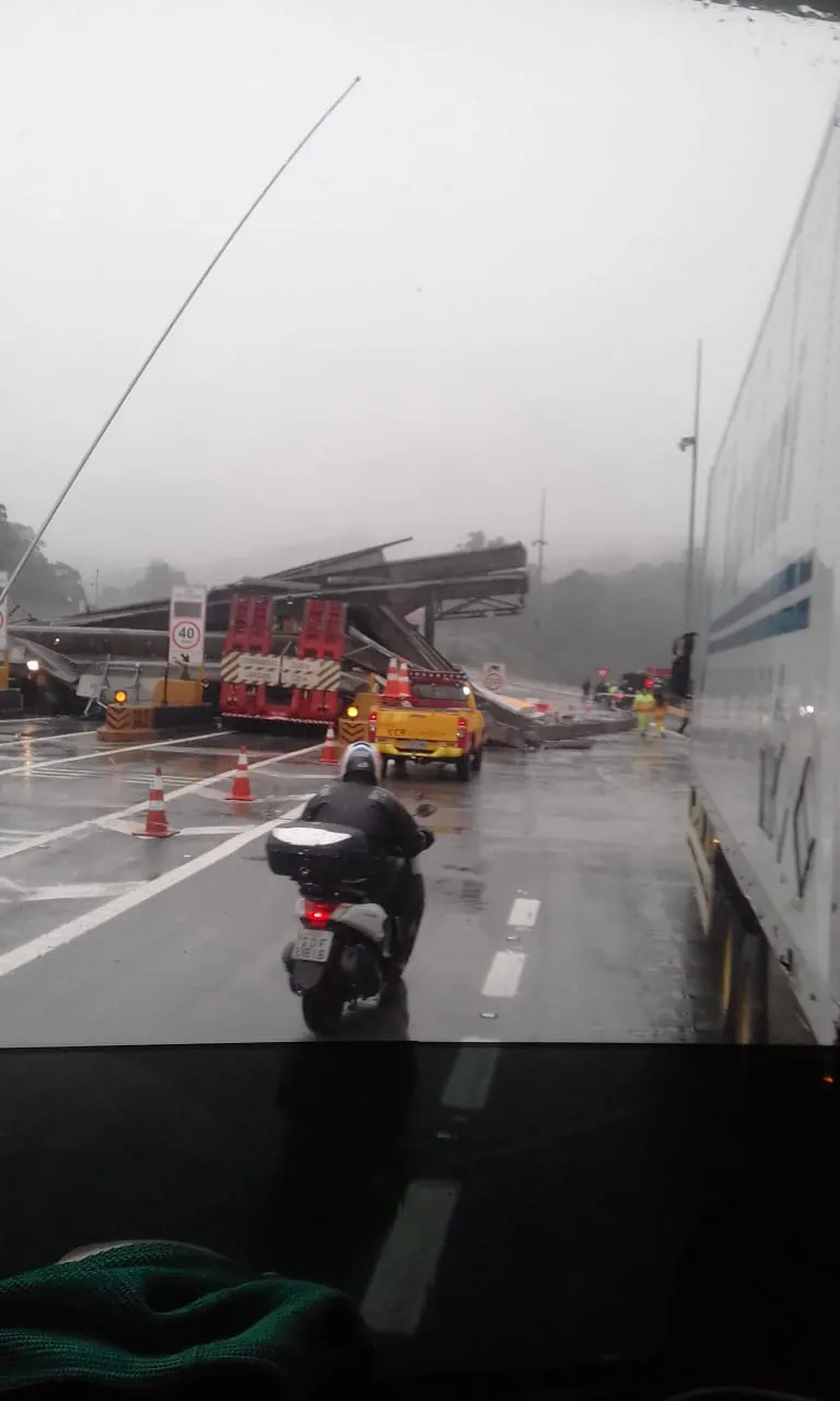 Caminhão derruba parte de pedágio em acidente