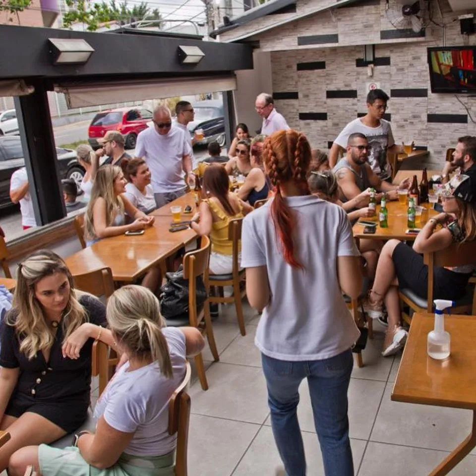 Oportunidade para barman, caixa, garçom, auxiliar de cozinha e churrasqueiro