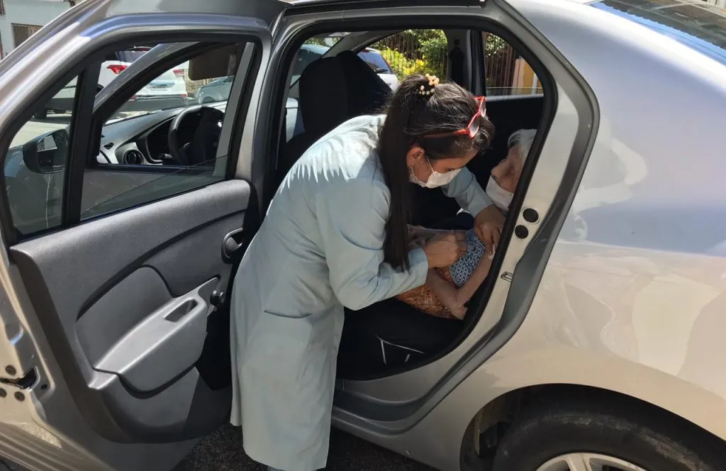 Idosos podem ser vacinados dentro do carro em Sorocaba