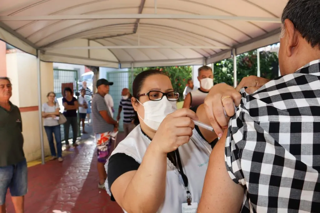 Sorocaba volta a vacinar contra gripe em postos e 'drive thru'