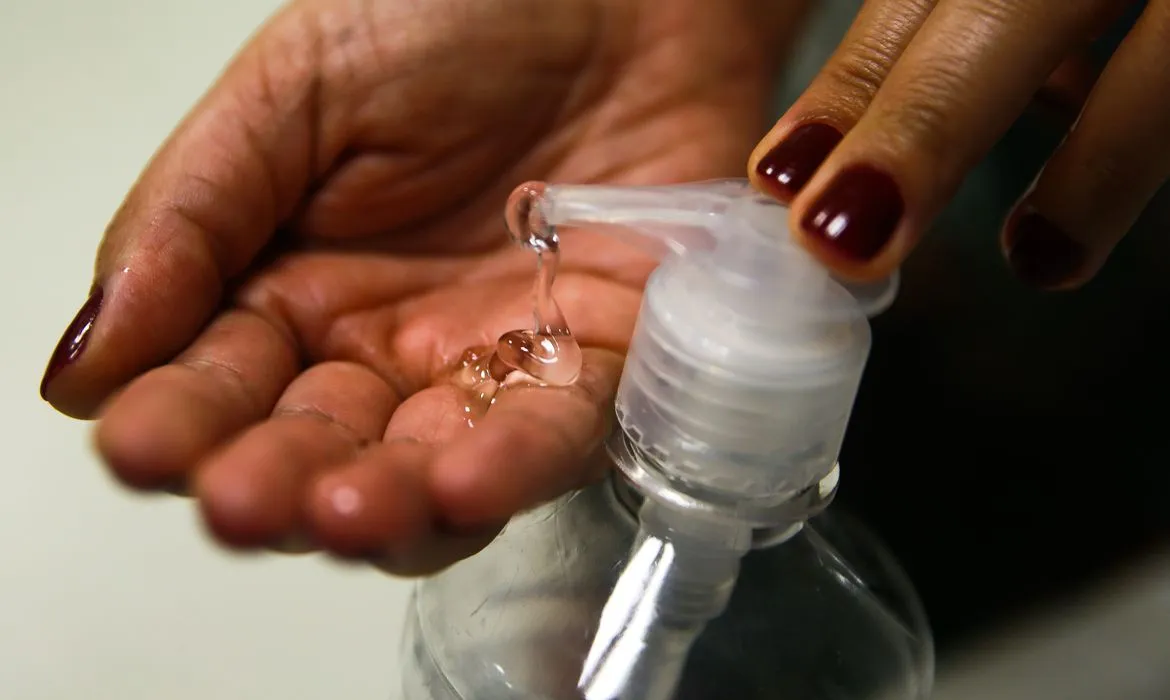 Os cuidados necessários ao usar álcool em gel