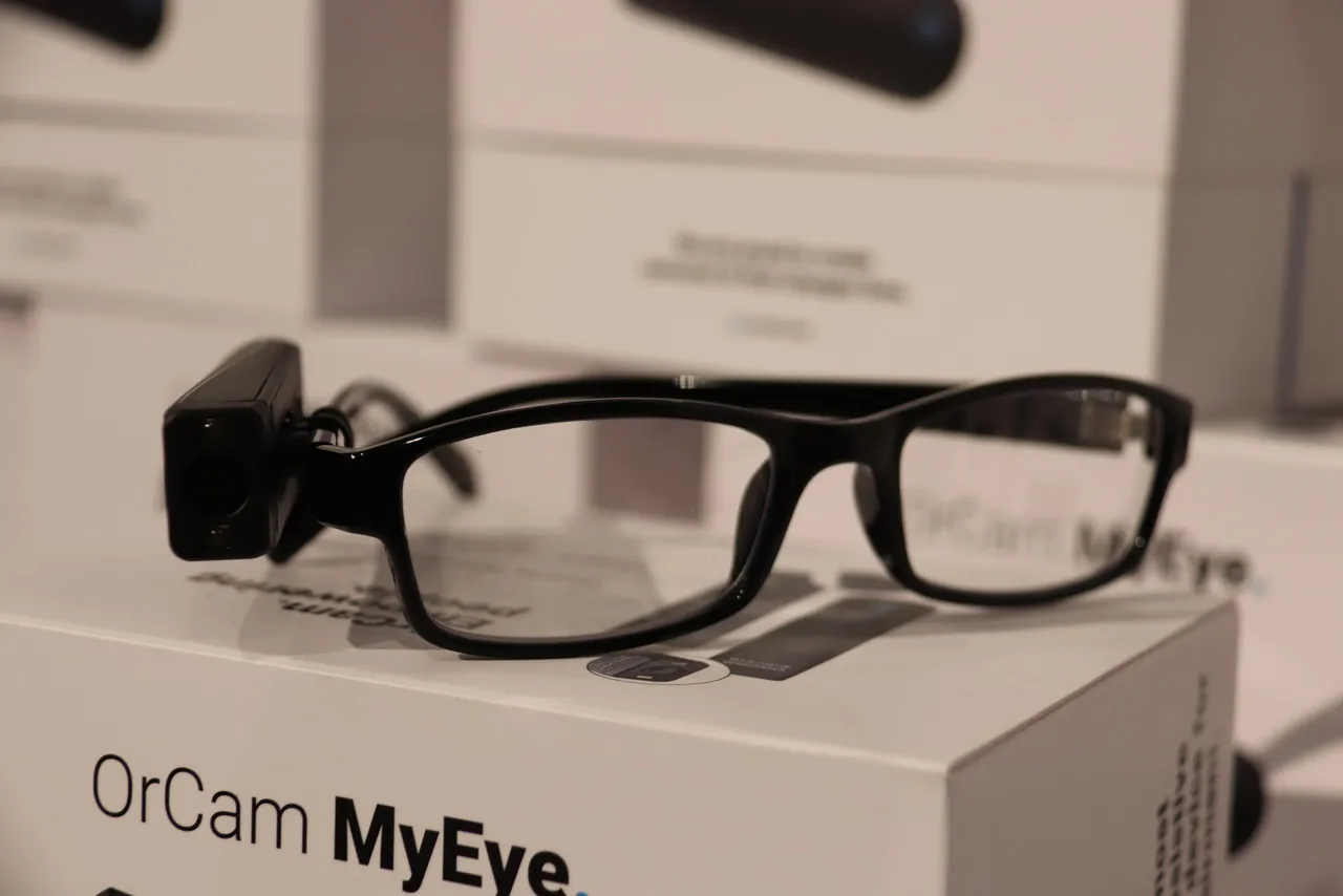 Prefeitura realiza a entrega de óculos “Orcam MyEye” para alunos da Rede Municipal de Ensino