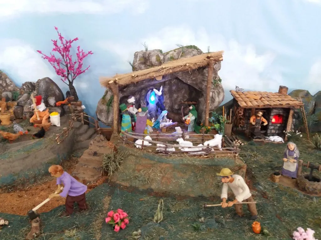 Presépio artesanal com movimento conta a história do nascimento de Jesus na Biblioteca Infantil de Sorocaba