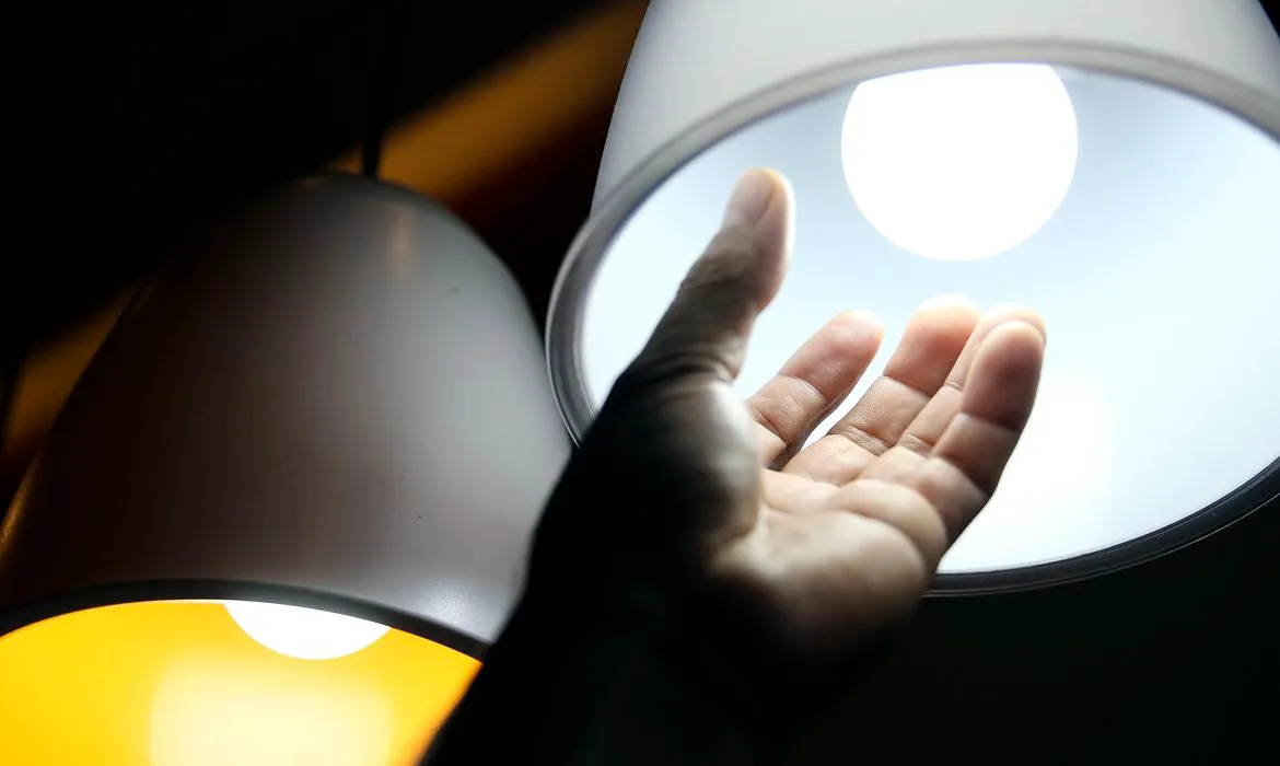 ATENÇÃO! Taxa extra na conta de luz deixa de ser cobrada a partir deste sábado