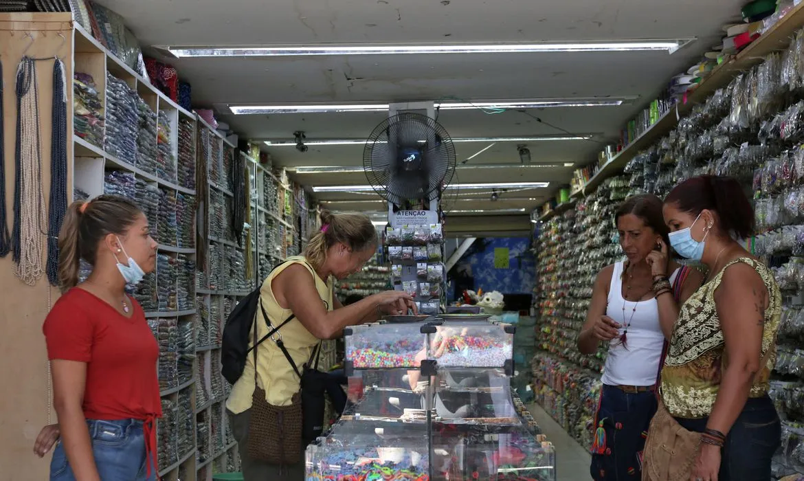 Confiança do comércio cai 0,9 ponto em abril, diz FGV